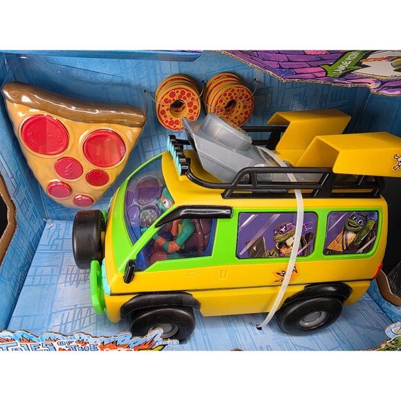 Teenage Mutant Ninja Turtles RC Pizza Blaster Car with Pizza Launcher Controller - Picture 2 of 12